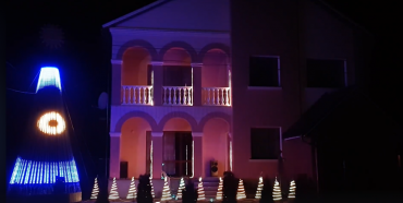 Під Новий рік будинок у Млинові перетворять на казкове шоу (ВІДЕО)